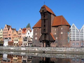 Gdansk (Danzig). Het grote gebouw is een kraan voor de graan in schepen te laden