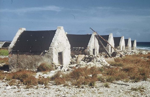 Slavenhuisjes bij de zoutpannen. Geheugen van Nederland