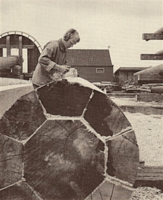 De fokke- en grote mast van de replica Batavia bestaan uit meerdere delen samen gesteld. 