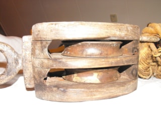 Een blok met wielen van pokhout