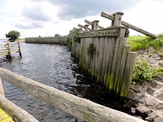 In de 17de eeuw waren de steden aan de Zuiderzee de dijken beschermd met palen.