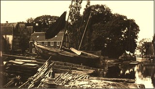 Scheepswerf Kaat aan de Binnenluiendijk omstreek 1925