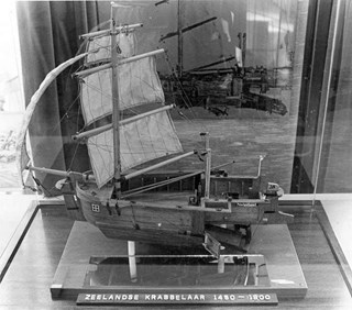 2.	Model Zeeuwse krabbelaar of mol uit 1450. Nat. Baggermuseum Sliedrecht.