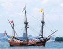 De pinas Halve Maen (replica), 21m lang, 40 last (80 ton), bemann. 15-20. Gebouwd in Amerika in 2008