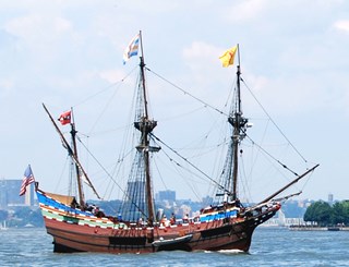 De pinas Halve Maen (replica), 21m lang, 40 last (80 ton), bemann. 15-20. Gebouwd in Amerika in 2008