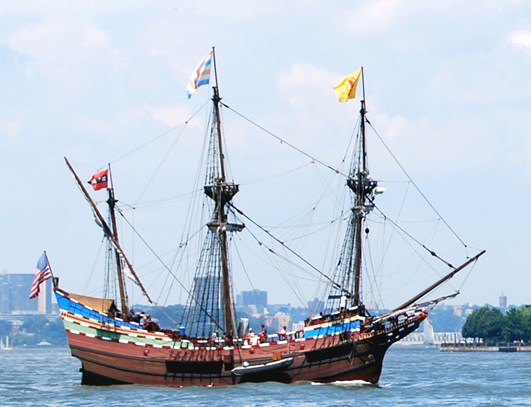 De pinas Halve Maen (replica), 21m lang, 40 last (80 ton), bemann. 15-20. Gebouwd in Amerika in 2008