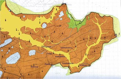 De verzande kreek slingert door het land van West-Friesland