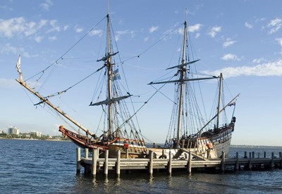 Replica Duyfke  ligt aan de steiger van de Swan-River, Perth, West-Australië.